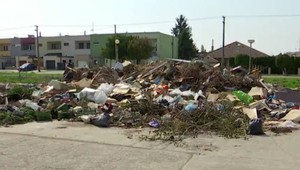 Jarné upratovanie v Komárne sa zmenilo na boj s odpadkami