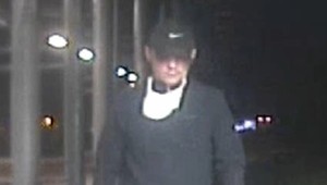 VIDEO: Polícia pátra po záhadnom mužovi. V uliciach Prahy útočí na mladé ženy