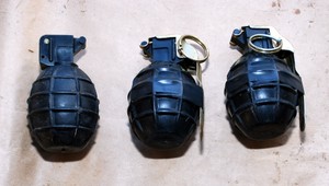 Po úderoch sekerou granát explodoval. Chlapcovi poškodil zrak