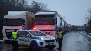 Blokáda priechodu Vyšné Nemecké pokračuje: Púšťajú dva kamióny za hodinu