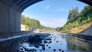 Nehoda nákladného auta zablokovala smer na Prahu. Po ceste sú rozsypané plechovky