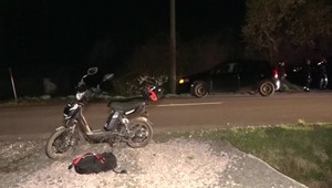 Nehoda auta so skútrom. Vodič pravdepodobne nedával pozor na cestu