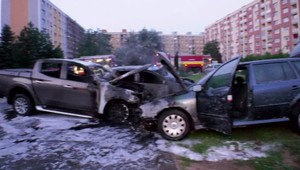 Ľudí v noci zobudilo niekoľko hlasných rán. Pod panelákom horeli tri autá