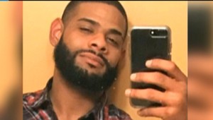 Muž vyliezol z horiaceho auta. Policajti ho namiesto pomoci dokopali, tvrdia svedkovia