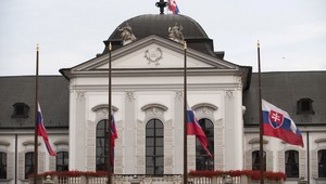 Prezidentka, ministri a poslanci. TV JOJ zisťovala ako prebiehajú ich dovolenky a kto im dovolenkové listy podpisuje