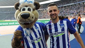 Bol pri pôrode, o sedemnásť hodín zostrelil Hamburg