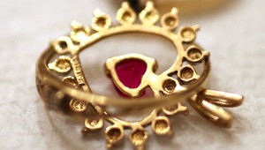 Falošná veštkyňa z východu klame ľudí, pýta od nich zlato