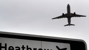 Požiar ochromil letisko Heathrow, ostane zatvorené celý deň