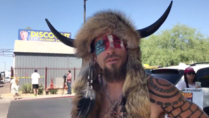 Slávny spevák má problém! Svet ho považuje za jedného z protestujúcich v americkom Kongrese!