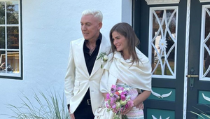 Hviezda 90. rokov šla pred oltár, jeho vyvolenou je o takmer 40 rokov mladšia kráska!