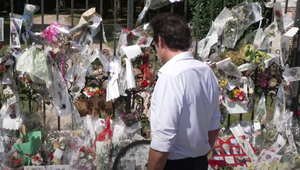 Blízki sa naposledy rozlúčili s Delonom. Žiadal, aby utratili jeho psa a pochovali ich spolu