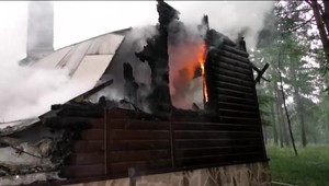 Pocit bezmocnosti a z chaty len trosky. Majiteľ si myslí, že išlo o úmyselné podpálenie