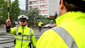 Mestá sa rozžiaria. Reflexné vesty budú povinné aj pre chodcov