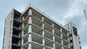 Dráma v Trnave: Žena kráčala s dieťaťom v náručí po okraji strechy osemposchodovej budovy