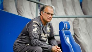 Leeds mal čo vysvetľovať. Na tribúne bola tvár známeho teroristu