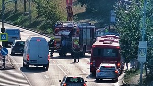 Vodič narazil do zastávky MHD. Spôsobil obmedzenie dopravy