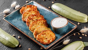 Letná dobrota, ktorá ihneď zmizne zo stola: Vyskúšajte mega chutné cuketové placky