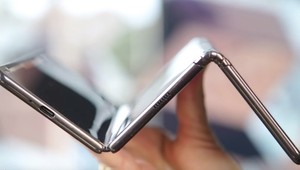 Telefóny s ohybným displejom sa ešte poriadne nedostali na trh, už sa plánujú sklápacie