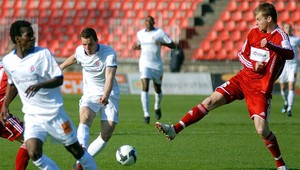 Úvodné semifinále SP ovládli hostia, Slovan vyhral v B.Bystrici, Trnava v D.Strede