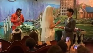 Slávna herečka sa vydala za rovnako slávneho speváka. Obrad v Las Vegas viedol Elvis