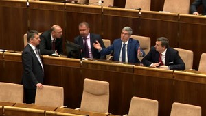 Začala sa posledná schôdza parlamentu v tomto roku