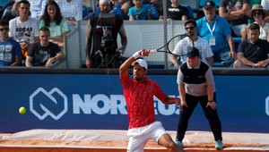 Univerzál Djokovič čaruje aj v basketbale, vyzval Lebrona