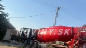 Domiešavač zišiel z cesty a narazil do rodinného domu. Poškodil aj plynovú prípojku