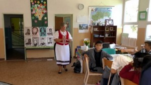 Učiteľka v Humennom uctieva tradície. Učí v kroji