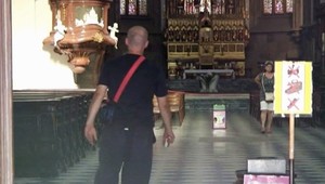 Horor v kostole! Opilec (44) s tyčou napadol veriacich