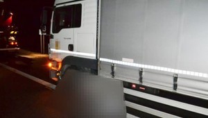 Muž vošiel na cestu tesne pred prichádzajúcim kamiónom: Keď spadol na zem, zrazil ho ďalší nákladiak