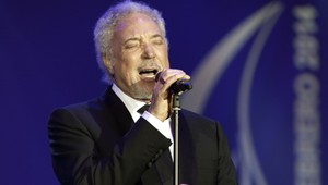Spevák Tom Jones v slzách. Zomrela mu milovaná manželka