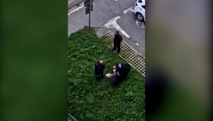 VIDEO: Agresívny muž rozbíjal autá a ohrozoval vodičov. Zrejme bol pod vplyvom drog