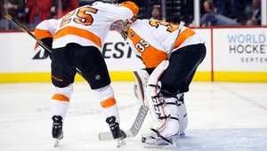 Poťagól! Gólman Philadelphie inkasoval zo stredného pásma