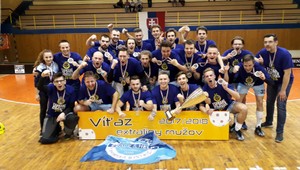 Florbalisti Tsunami Záhorská Bystrica oslavujú double