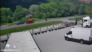 VIDEO: Nehoda na motorke. Muž viezol trojročné dieťa, ani jeden z nich nemal prilbu