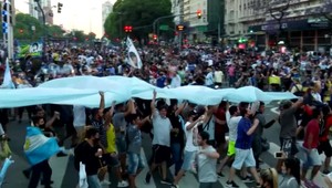 Maradonu už pochovali pri rodičoch na okraji Buenos Aires