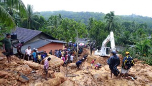 Veľké záplavy a zosuvy pôdy na Srí Lanke si vyžiadali najmenej 100 obetí