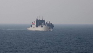 Posádka lietadlovej lode USS Abraham Lincoln čelí kríze: Námorníkom chýbajú základné potreby