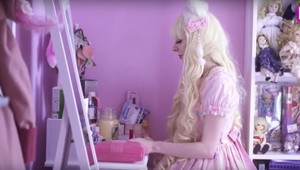 Šialené! Táto žena si myslí, že je porcelánová bábika, pozrite sa, ako vyzerá!