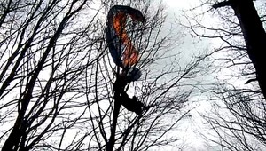 Paraglajdista sa zamotal v korunách stromov, pomáhať mu museli hasiči