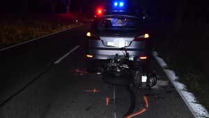 Chodec vybehol z priekopy na cestu pred idúce auto, zrážku neprežil. Nehode sa nevyhol ani motorkár