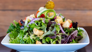 Hľadáte chutný dresing, ktorý sa bude hodiť ku každému šalátu? Hitom je práve tento od známej Slovenky