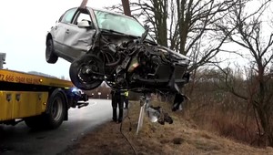Nehoda vlaku a osobného auta. Auto odhodilo do semafora