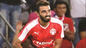 Chuťovečka! Obrancu oblafol pätičkou, brankára hlavičkou!