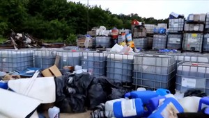 Azbest, tony odpadkov a nebezpečné látky. Polícia zasahuje na skládke odpadu