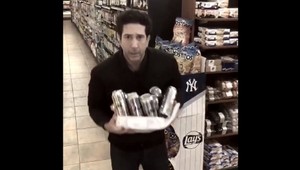 Ross z Priateľov kradol v obchode pivo