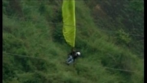 Paraglajdista visel 11 hodín na drôte vysokého napätia