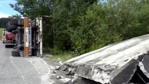 Kamión pár kilometrov pred cieľom dostal defekt. Náklad sa pri nehode zničil