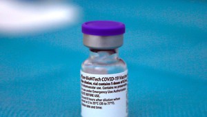 Po očkovaní od Pfizer/BionTech sa objavila u mladých mužov myokarditída. Súvisia prípady s vakcínou?