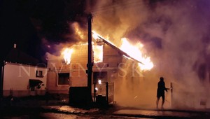 Séria bleskov na Horehroní pripravila mladú rodinu o strechu nad hlavou, dom úplne vyhorel
